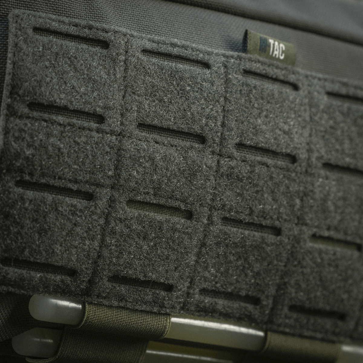 Nærbillede af M-Tac Admin Pouch Large Elite med velcro-panel, lavet af holdbart Cordura-materiale.