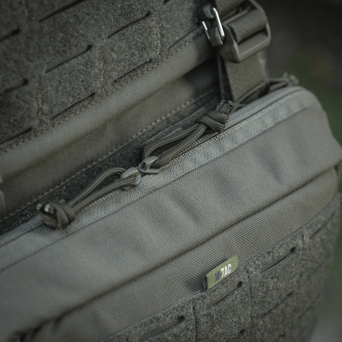 M-Tac Admin Pouch Large Elite i slidstærk Cordura 500D med velour-velcro indvendige vægge, perfekt til taktisk udstyr.