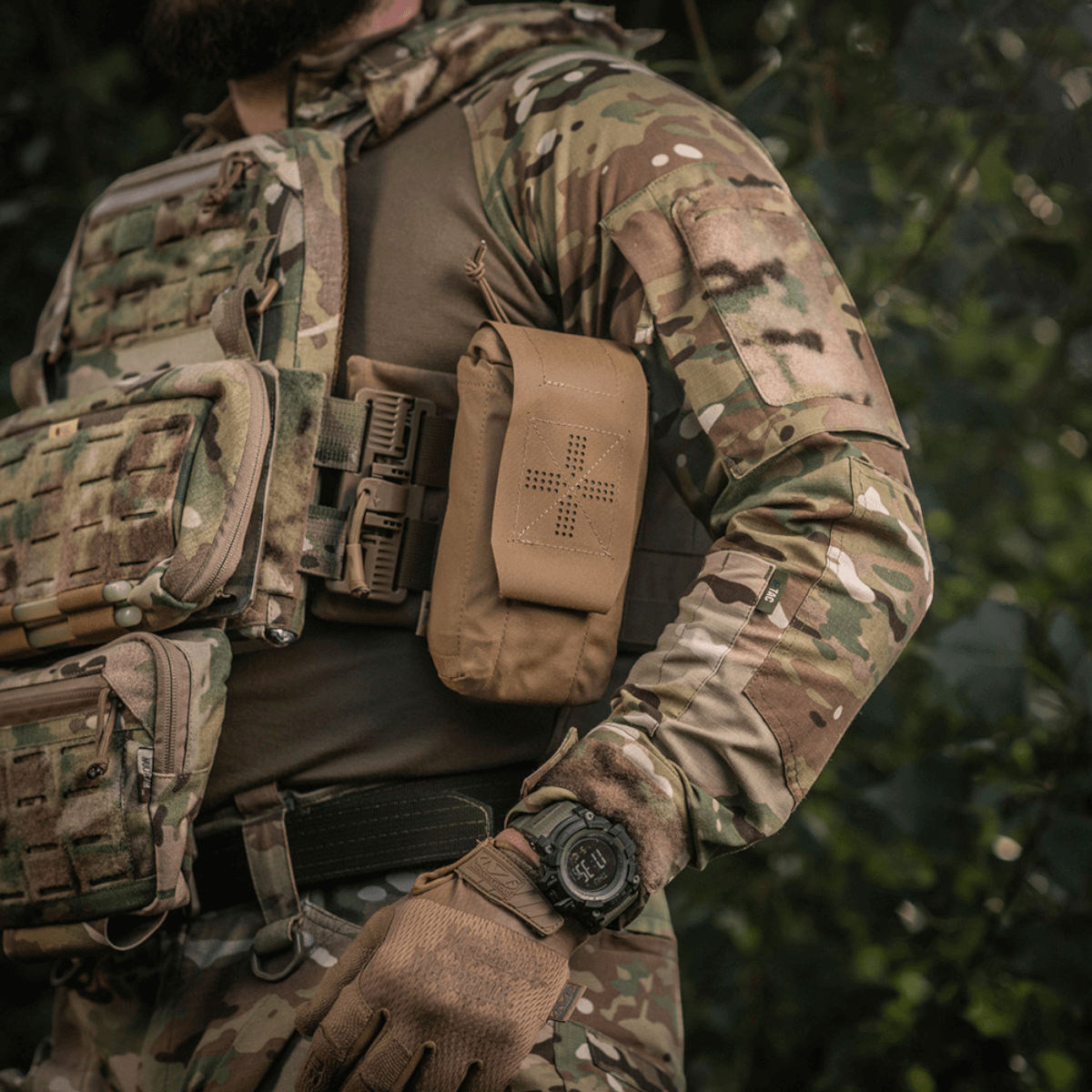 M-Tac Mediclomme Small Vertical Elite monteret på uniform i terræn, robust Cordura 500D materiale, IFAK førstehjælpsorganizer.