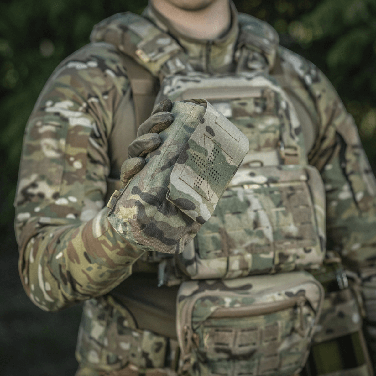 M-Tac Mediclomme Small Vertical Elite bæres af soldat i camouflagetøj. Slidstærkt Cordura 500D materiale og IFAK førstehjælpsorganizer.