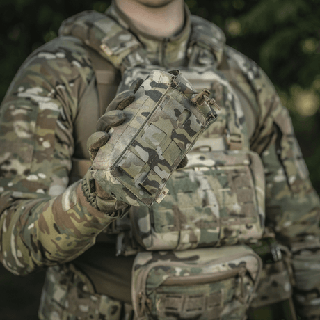 M-Tac Mediclomme Small Vertical Elite i multicam nylon med NIJ-certificering og intern IFAK-organizer vist i gallery position 1 holdt i hånd