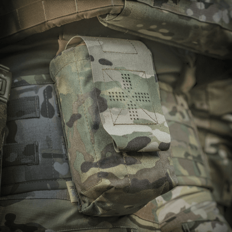 M-Tac Mediclomme Small Vertical Elite i multicam nylon med NIJ-certificering monteret på taktisk udstyr, vist i gallery position 1.