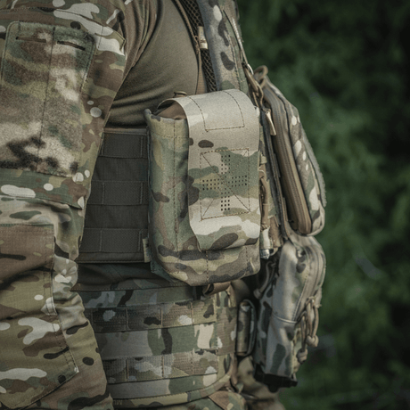 M-Tac Mediclomme Small Vertical Elite i multicam nylon monteret på taktisk udstyr med NIJ-certificering vist i gallery position 1.