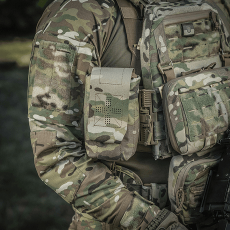 M-Tac Mediclomme Small Vertical Elite i multicam nylon med NIJ-certificering monteret på taktisk udstyr vist i gallery position 1.