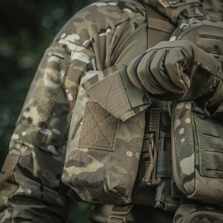M-Tac Mediclomme Small Vertical Elite i multicam nylon med NIJ-certificering monteret på taktisk udstyr vist i gallery position 1.