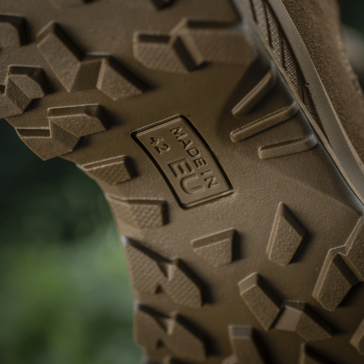 Sålen på M-Tac Taktiske Sommerstøvler med 'Made in EU' mærkning, fremstillet i holdbart materiale og moderne design.