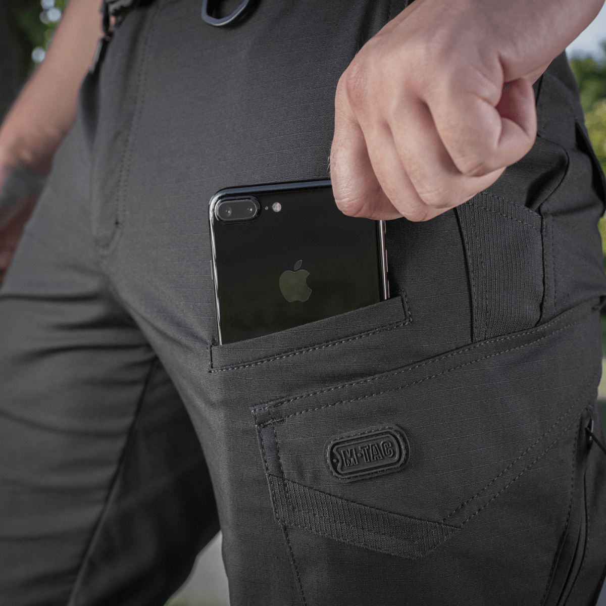 Nærbillede af M-Tac Shorts Aggressor Gen.II Flex viser praktisk lomme, perfekt til træning eller udendørs aktiviteter.