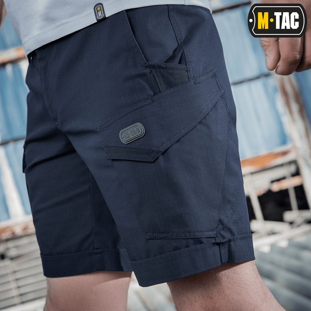M-Tac Shorts Aggressor Short i marineblå med taktiske lommer designet til komfort og bevægelsesfrihed, perfekt til by- eller naturbrug.