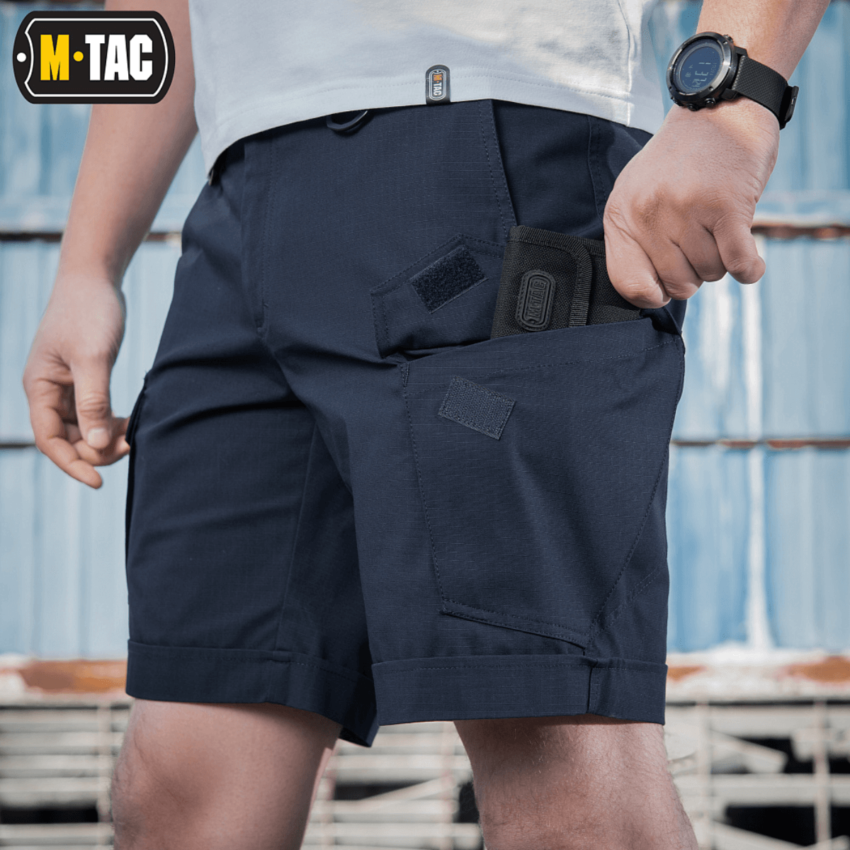 Mand iført M-Tac Shorts Aggressor Short med taktiske funktioner, ideel til varme dage, designet i elastisk polycotton flex rip-stop materiale