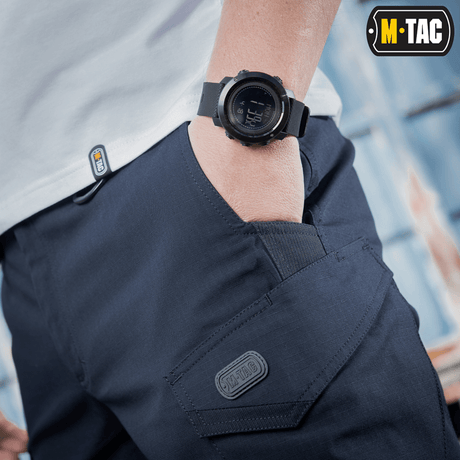 M-Tac Shorts Aggressor Short i mørkeblå, visning af lommer og bæltestrop, ideel til udendørs og bybrug, lavet af elastisk polycotton.