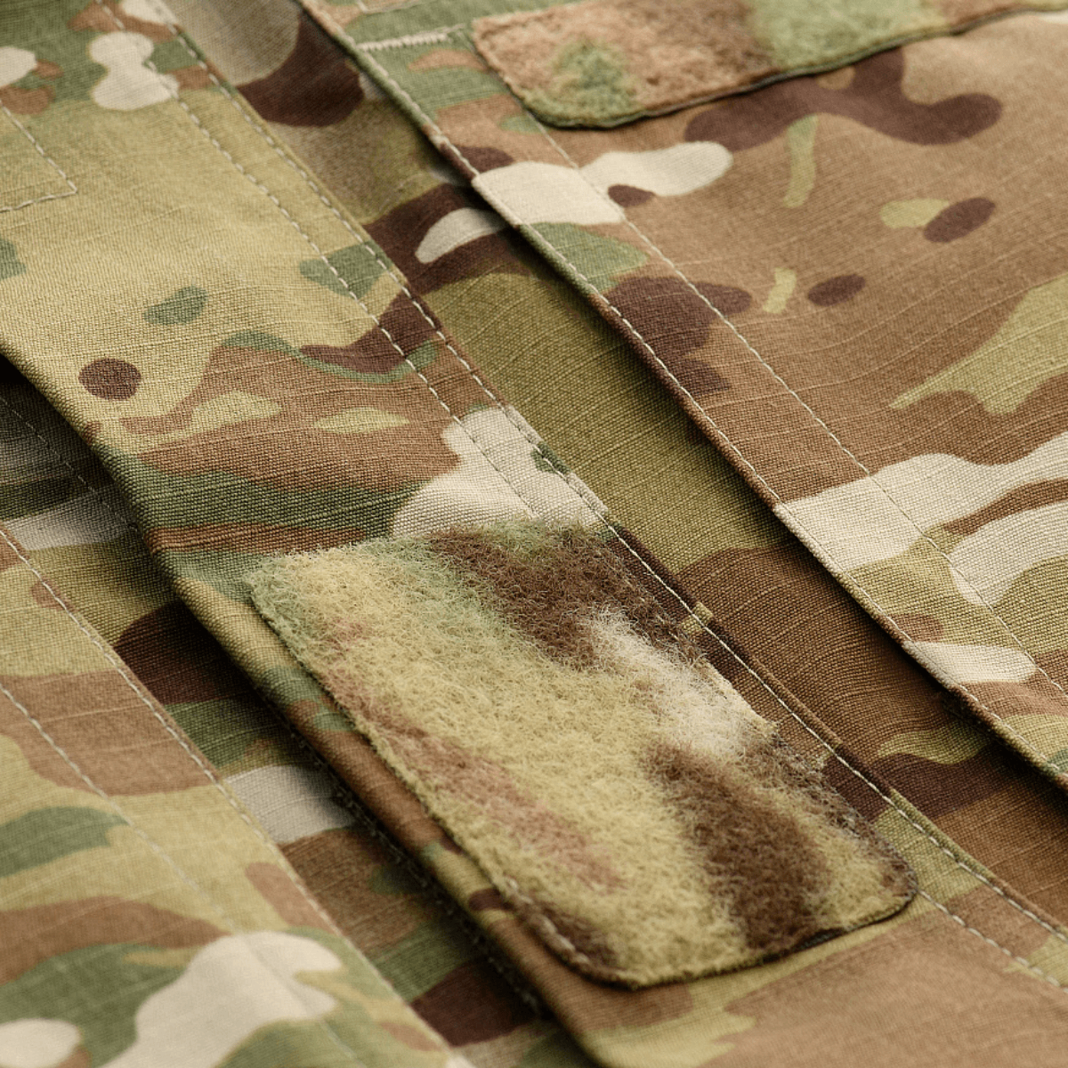 Detaljer af M-Tac Jakke Military Elite NYCO med MultiCam mønster og Velcro-lukning.
