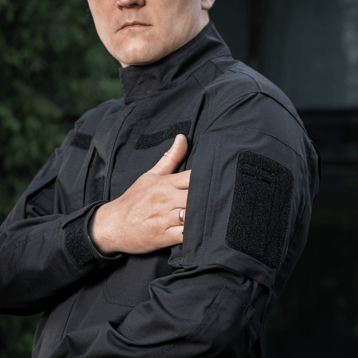 M-Tac Jakke Patrol Flex med velcrolommer og taktisk design, egnet til praktisk brug og komfort, fremvist udendørs.