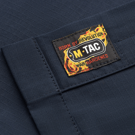 Nærbillede af M-Tac Jakke Patrol Flex med logo, viser detaljerne og kvaliteten af jakken designet til taktisk brug.