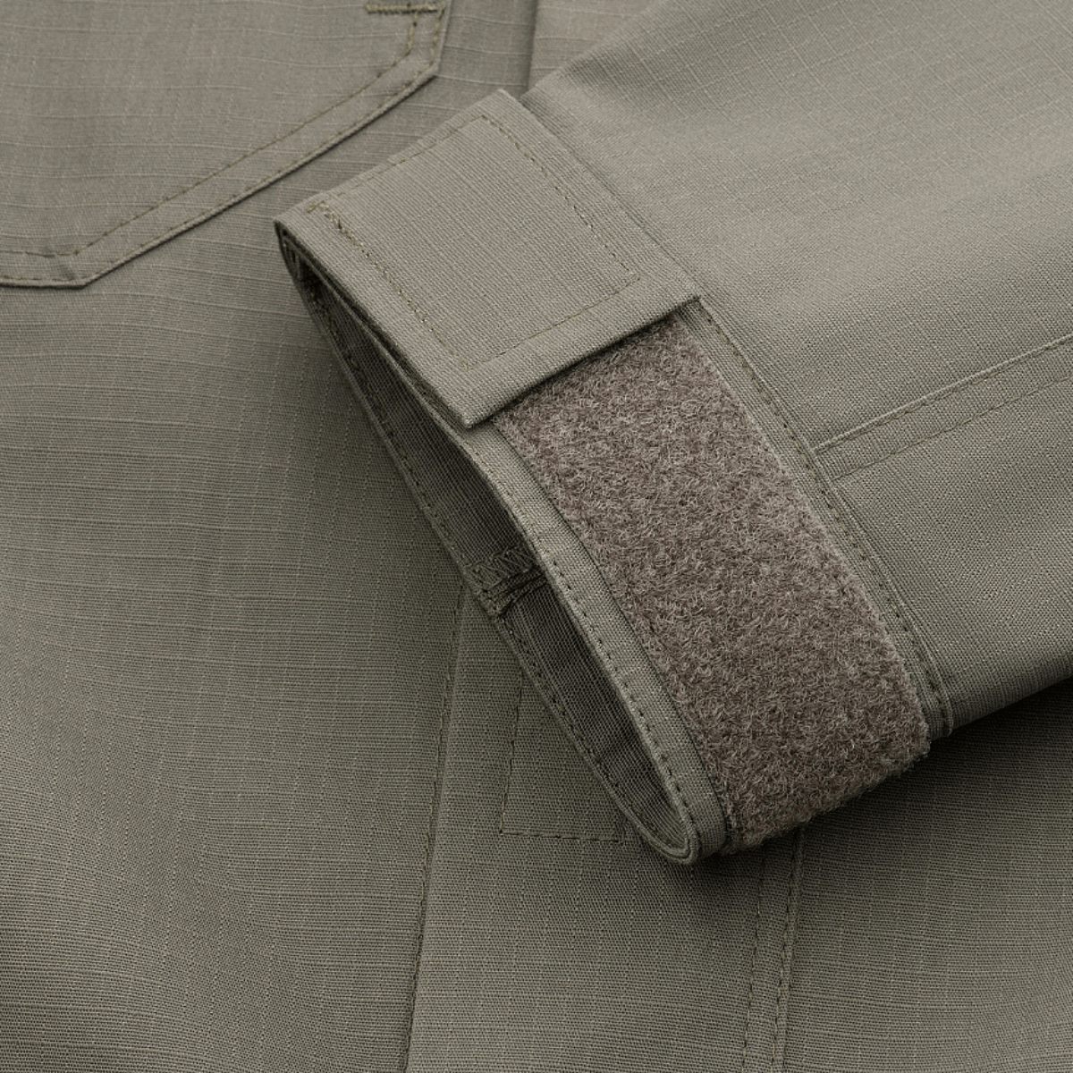 Close-up of M-Tac Jakke Patrol Flex sleeve detail with Velcro closure, showcasing tactical design and durable material.