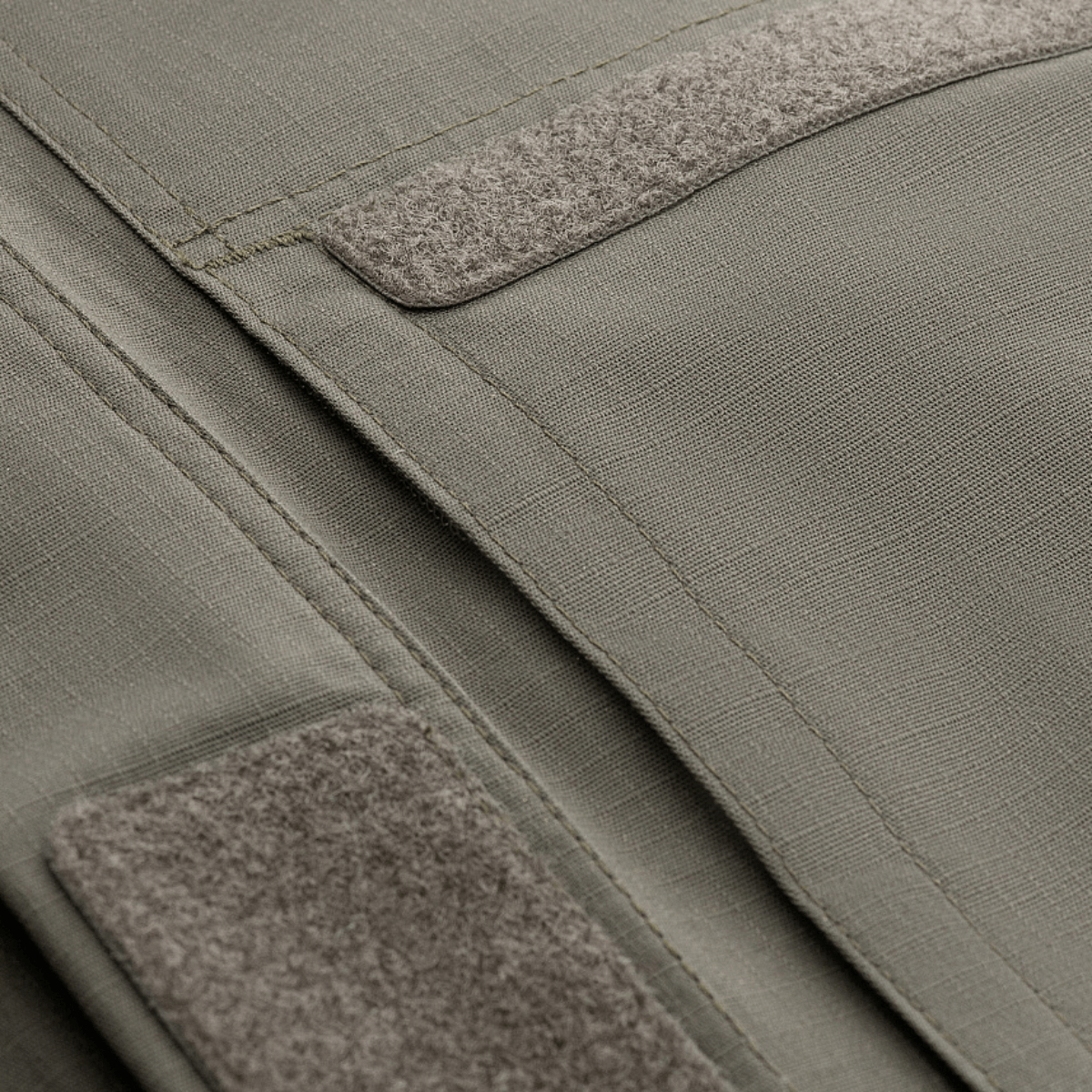 Nærbillede af M-Tac Jakke Patrol Flex med Velcro-detaljer og YKK fittings til taktisk brug