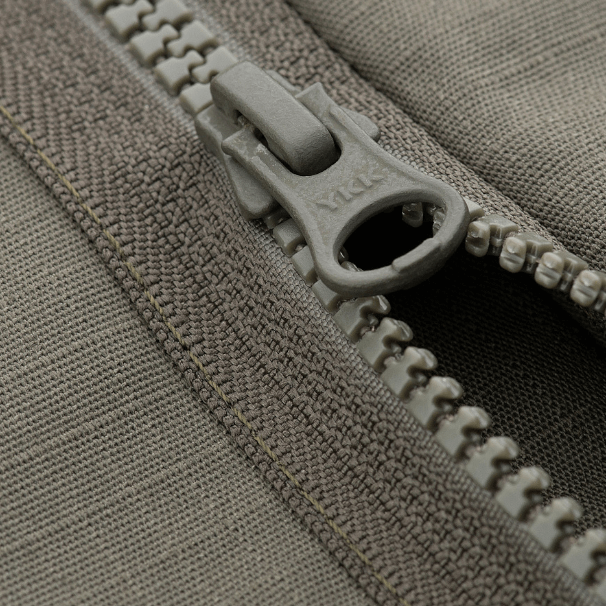 Nærbillede af lynlåsen på M-Tac Patrol Flex Jakke med velcro-detaljer for komfort og funktionalitet.