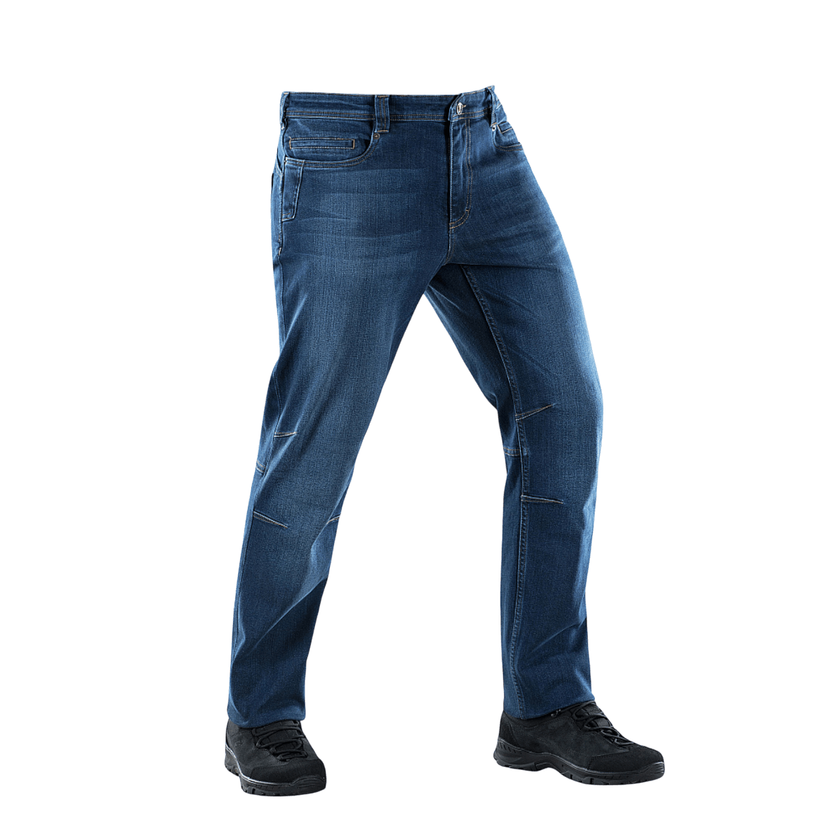 M-Tac Tactical Gen.I Regular Fit jeans i blå denim står oprejst mod en hvid baggrund, med sorte sko, viser jeans' design og pasform.