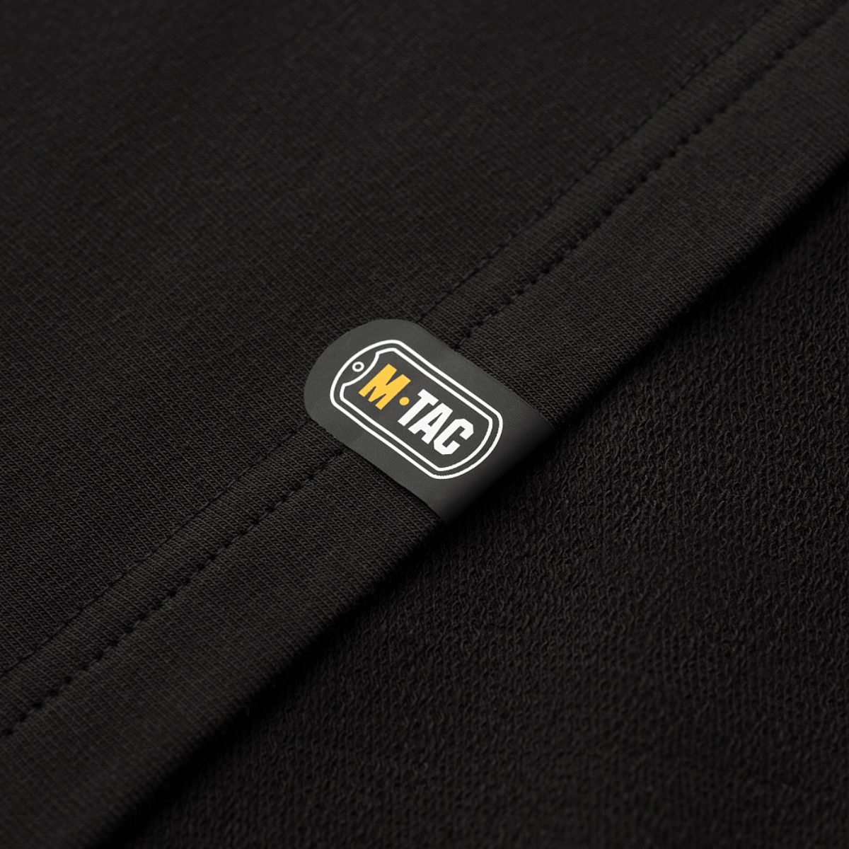 M-Tac Pullover 4 Seasons med minimalistisk design i sort stof. Perfekt til daglig og taktisk brug året rundt.