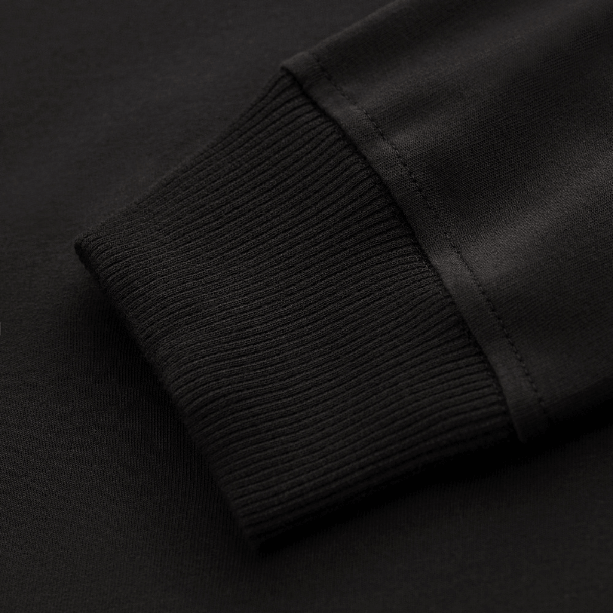 Close-up af M-Tac Pullover 4 Seasons med strækfast manchet og 95% bomuld. Perfekt til året rundt brug. Minimalistisk design i sort.