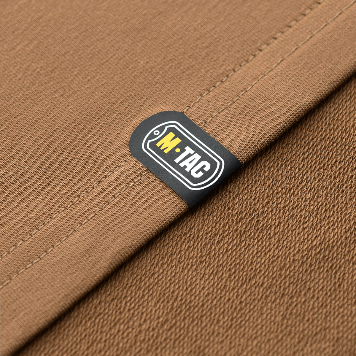 M-Tac Pullover 4 Seasons med logo på brun stofoverflade, designet til alsidig brug året rundt i 95% bomuld og 5% elastan.
