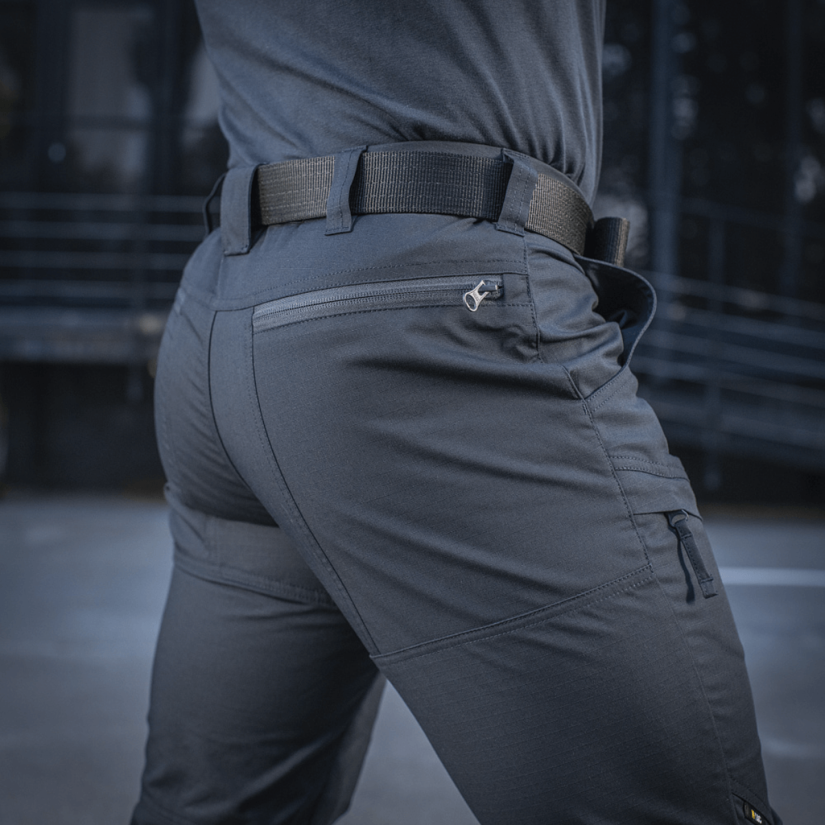 M-Tac Tactical Bukser Patrol Gen II Flex i aktion til udendørs og taktisk brug.