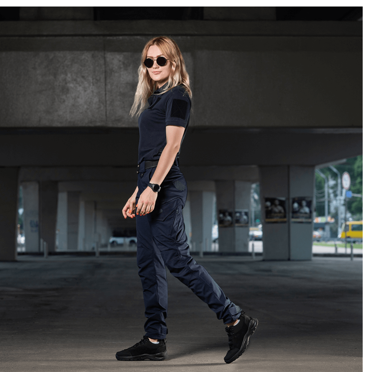 Kvinde i M-Tac Bukser Aggressor Dame Flex, lette og tætsiddende med Teflon-impregnering, perfekt til træning og hverdag.