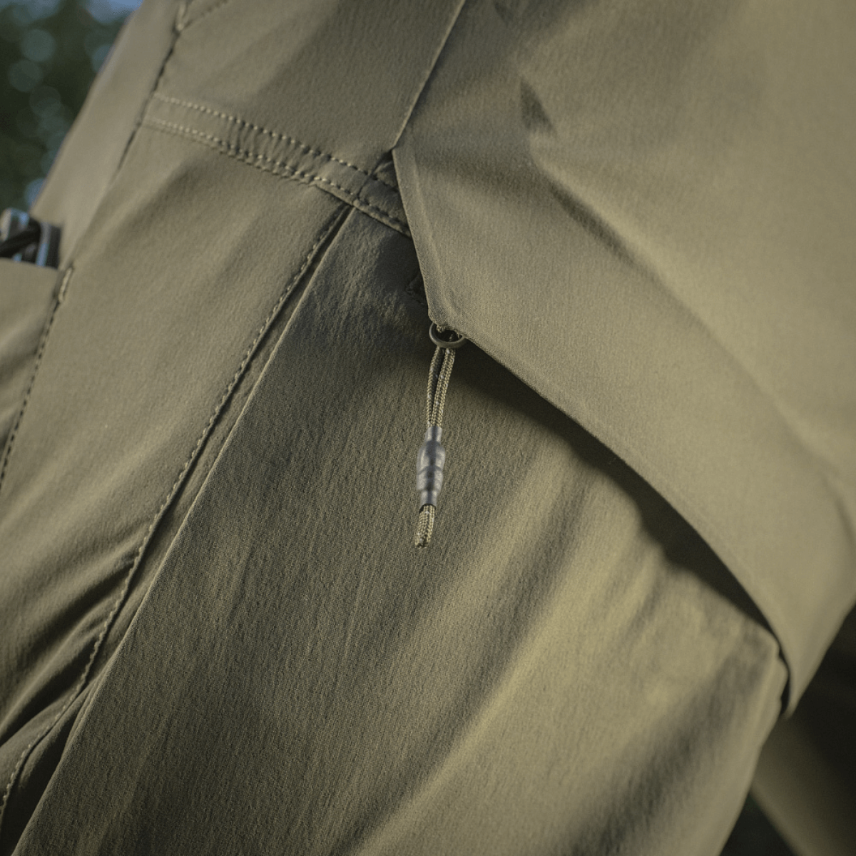 M-Tac Shorts Rubicon Flex cargo-lomme med YKK lynlås i mørk olivengrøn farve, designet til sommerbrug med 4-vejs stræk og vandafvisende materiale.