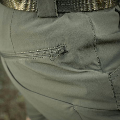 M-Tac Shorts Rubicon Flex i mørk oliven med cargo-lomme, vandafvisende materiale og YKK lynlås, designet til komfort og funktionalitet.