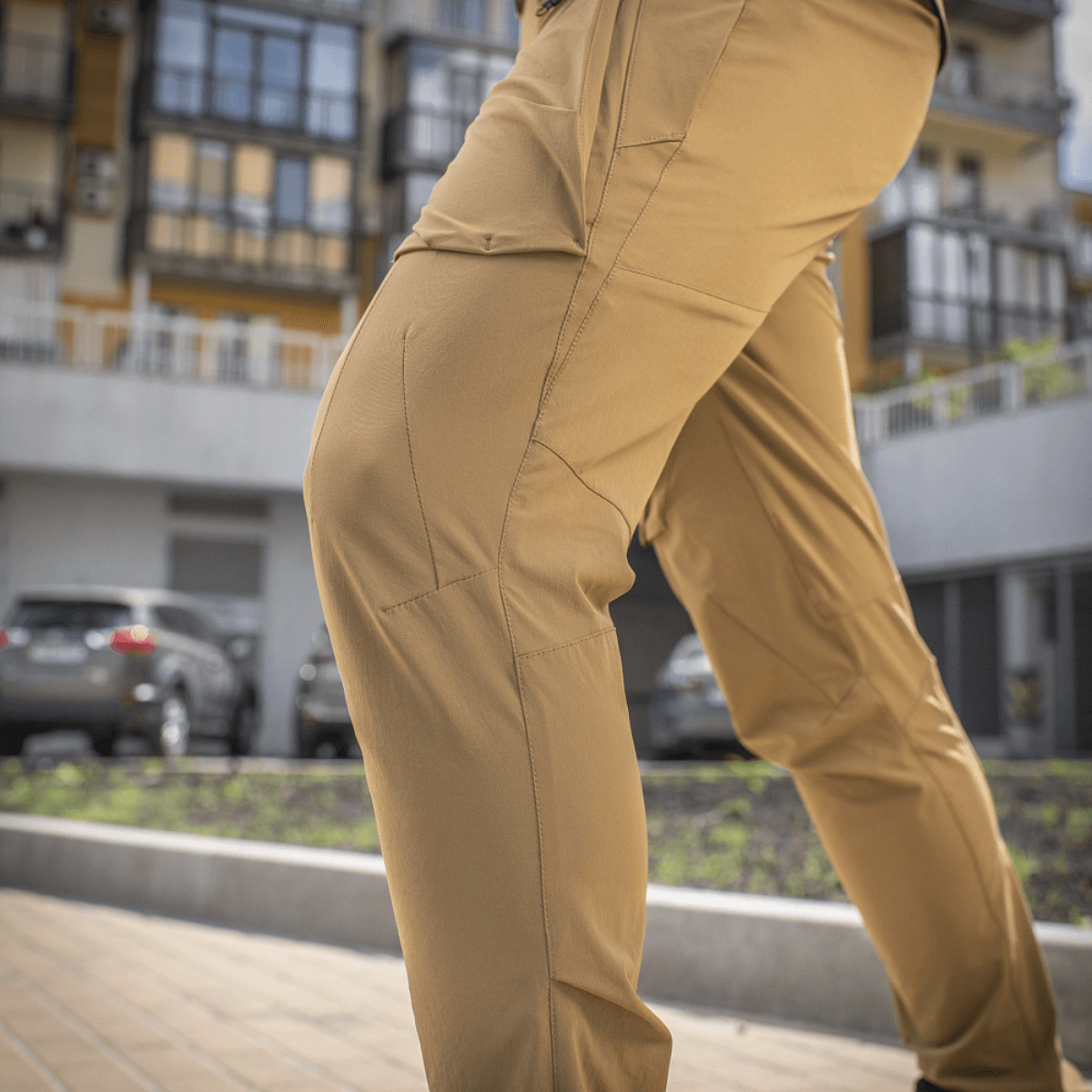 M-Tac Bukser Rubicon Flex i action, viser deres 4-Way Stretch kapacitet og cargo-lommer. Perfekt til træning og udendørs aktiviteter.