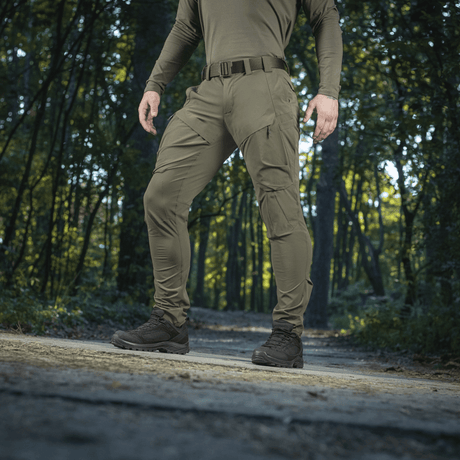 M-Tac Bukser Rubicon Flex bukser i skoven, perfekt til træning og fritid, lavet af åndbart 4-Way Stretch materiale.