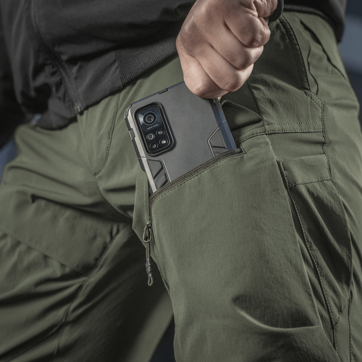 M-Tac Bukser Rubicon Flex med innovativ cargo-lomme og moderne 4-way stretch stof, ideel til træning og fritid.