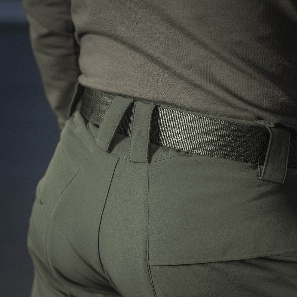 M-Tac Bukser Rubicon Flex i grøn, fokus på bæltestropper og strækstof for maksimal komfort og bevægelsesfrihed.