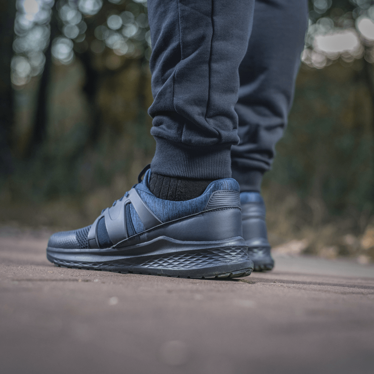 M-Tac Stealth Cotton bukser med sorte sportssko, perfekt til løb og fitness, i udendørs omgivelser, visende bevægelsesfrihed og stil.