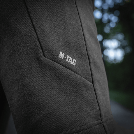 Nærbillede af M-Tac Shorts Casual Fit Cotton med diskret logo på lommen, perfekt til sommeraktivitet og komfort. 100% bomuld.