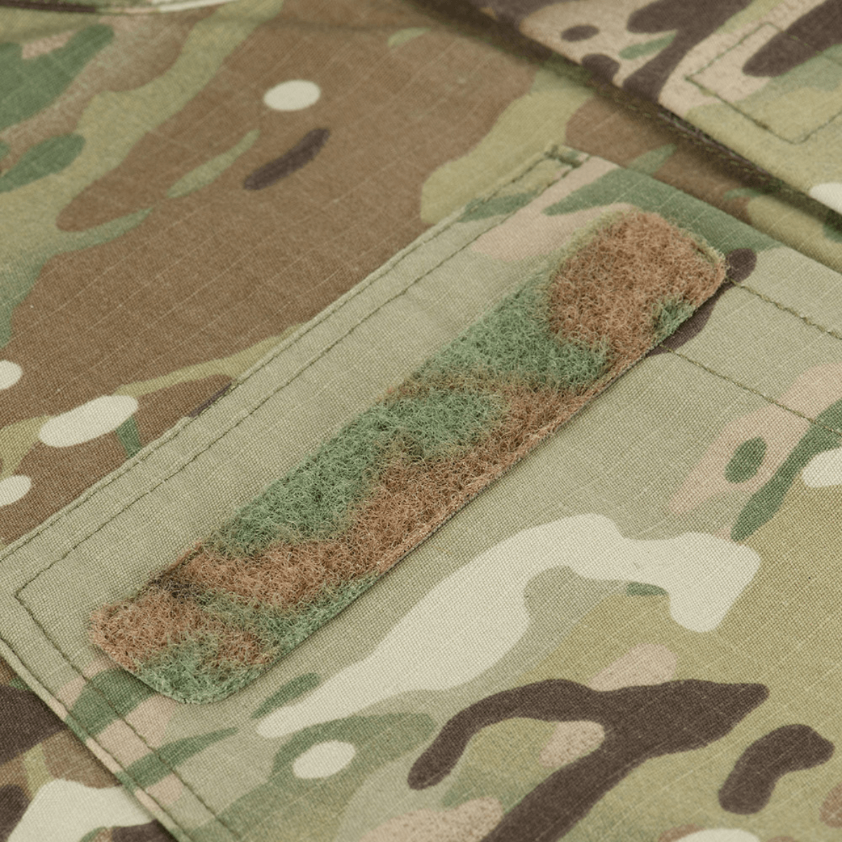 Detalje af M-Tac Feltjakke NYCO i Multicam-mønster med slidstærkt NYCO-stof, US Army standard, optimal holdbarhed og åndbarhed.