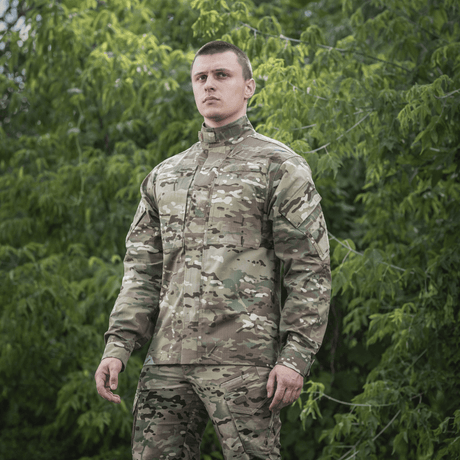 M-Tac Feltjakke NYCO i multicam med holdbart amerikansk NYCO-stof, NIJ-certificeret kampjakke, gallery position 1, udendørs miljø.