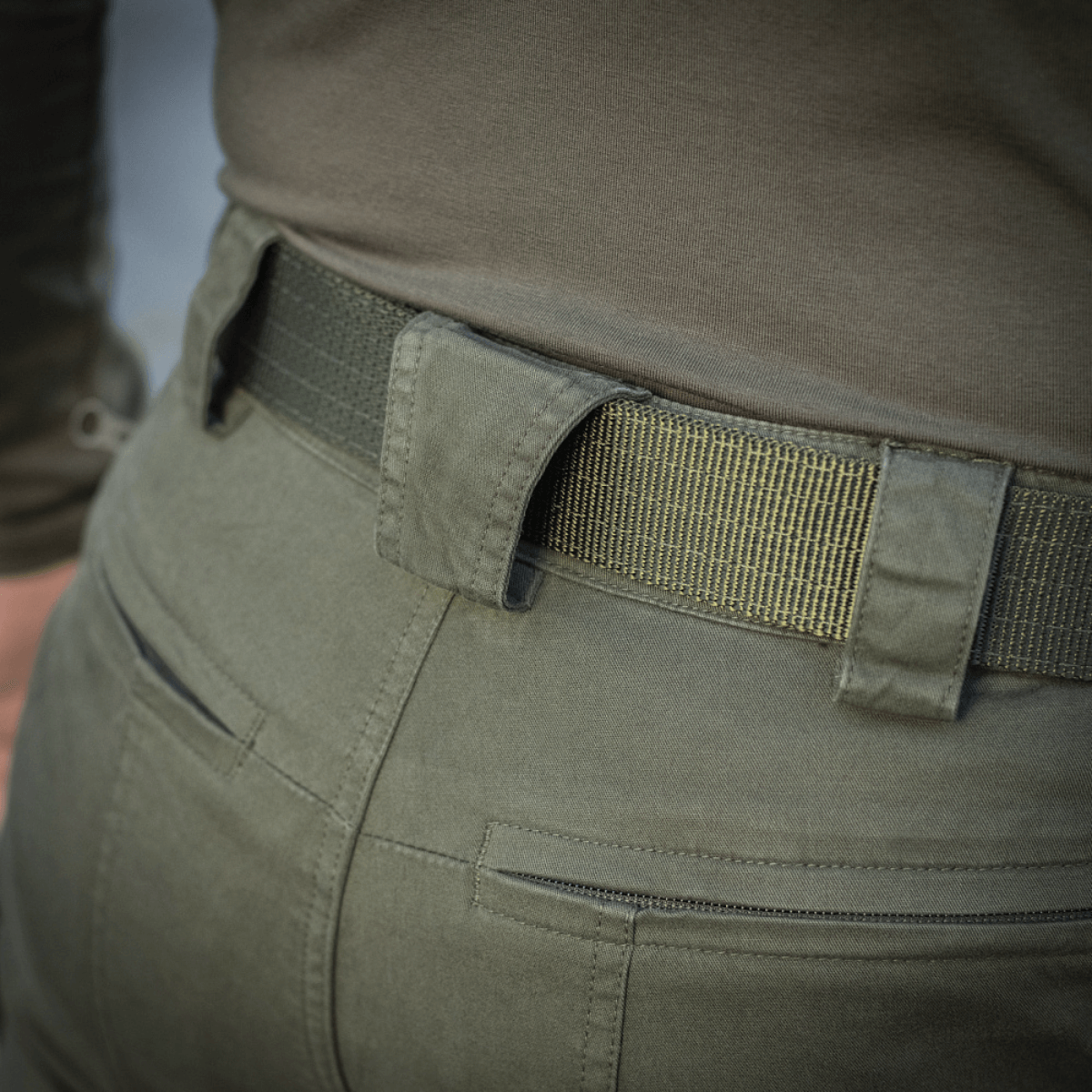 Nærbillede af M-Tac Bukser Patriot Gen.III Vintage i olivengrøn med bælte, ideelle til alsidig brug og bevægelsesfrihed.