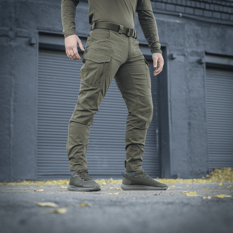 M-Tac Bukser Patriot Gen.III Vintage i olivengrøn farve foran industrielt baggrund