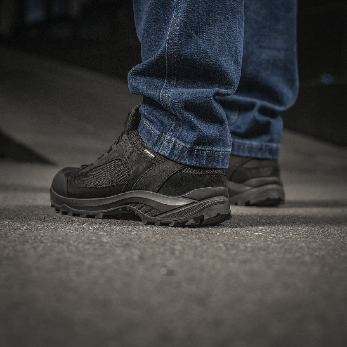 M-Tac Jeans Aggressor i klassisk denimstil med taktisk funktionalitet, slidstærkt materiale med rummelige lommer og komfortabel pasform.