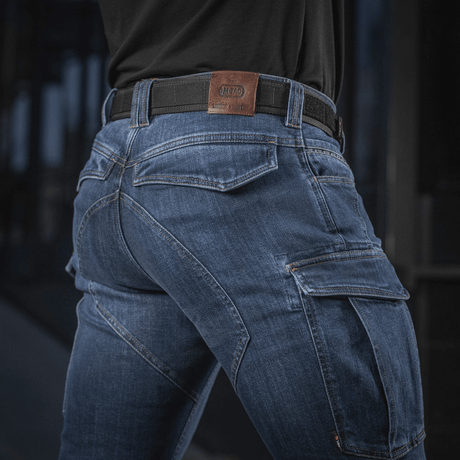 M-Tac Jeans Aggressor med moderne taktisk funktionalitet i slidstærkt denim, detaljeret bagside med lommer og canadisk knap