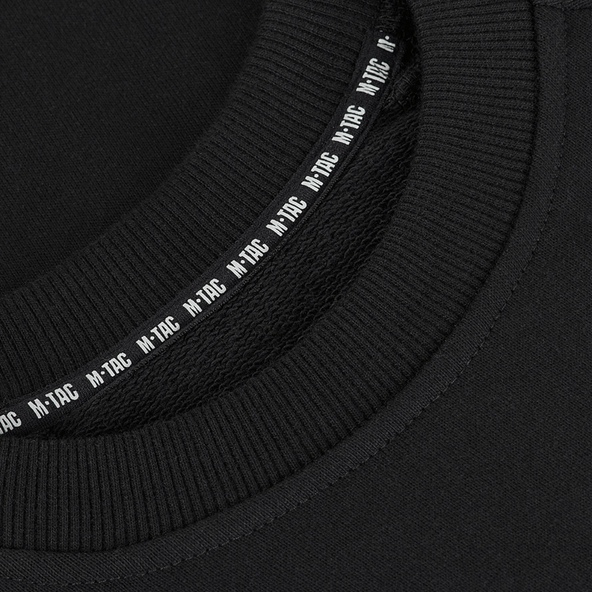 Nærbillede af M-Tac Cotton Sweatshirt i sort, viser ribkant detaljer ved krave. Perfekt til aktiv sport med komfortabel pasform.