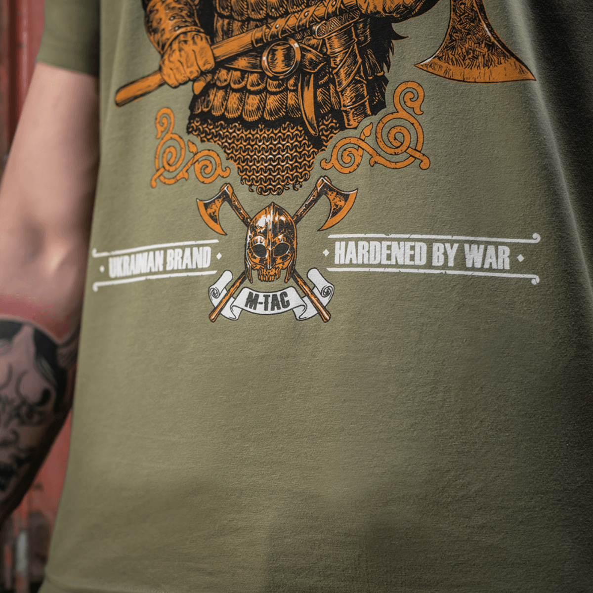 Nærbillede af M-Tac T-shirt Viking med vikingemotiv og "Til Valhall" tekst, fremhæver kampgejst og ærefulde værdier