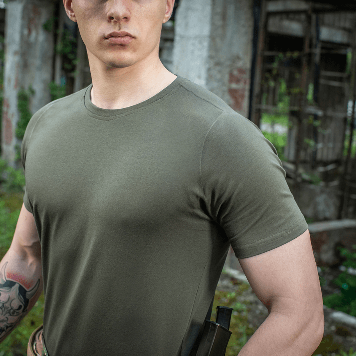 M-Tac T-shirt 93/7 Summer i oliven farve, der fremhæver kroppen med anatomisk snit og åndbar kvalitet til varme sommerdage