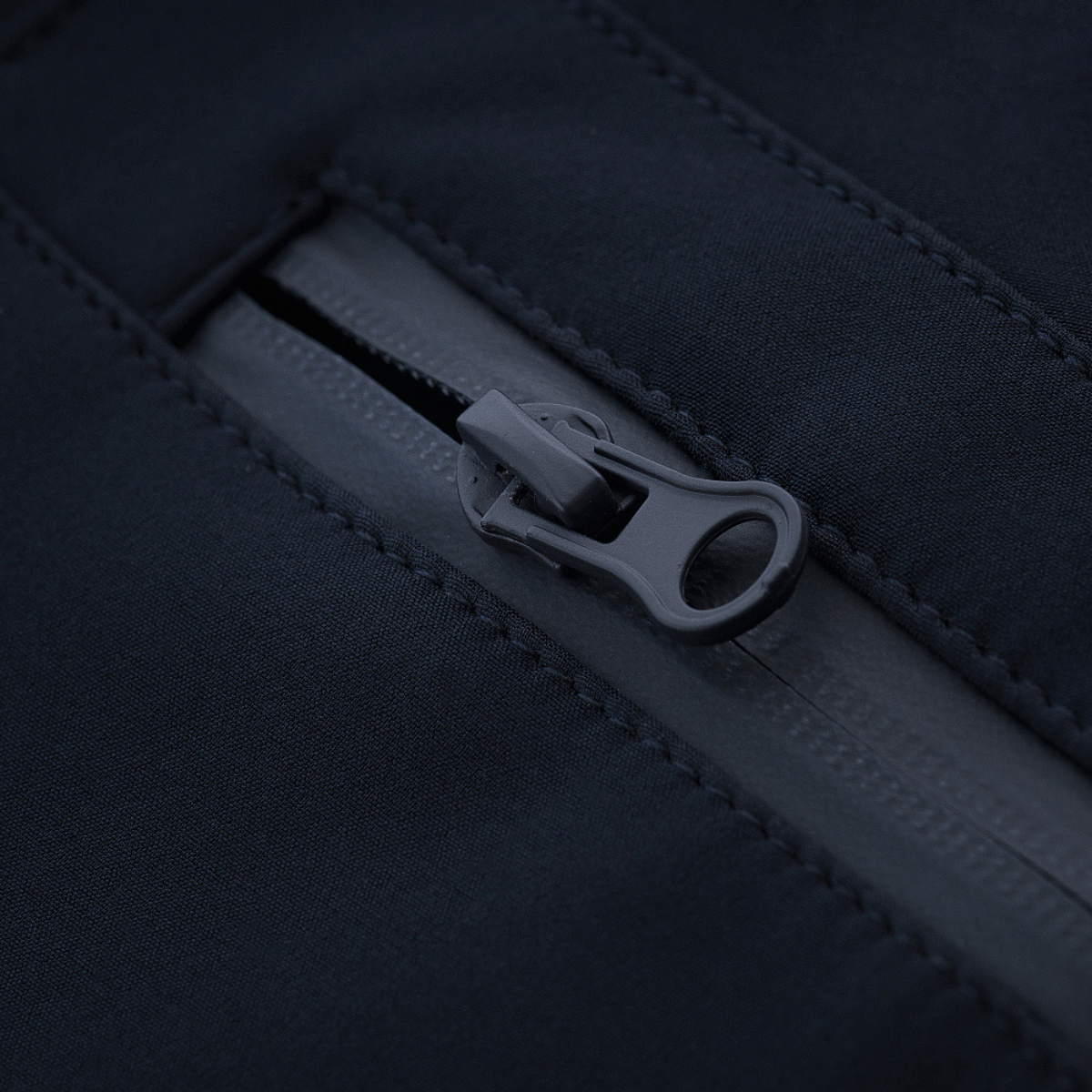 Nærbillede af lynlås på M-Tac Bukser Soft Shell Vinter, som viser slidstærk softshell og fleecefor.