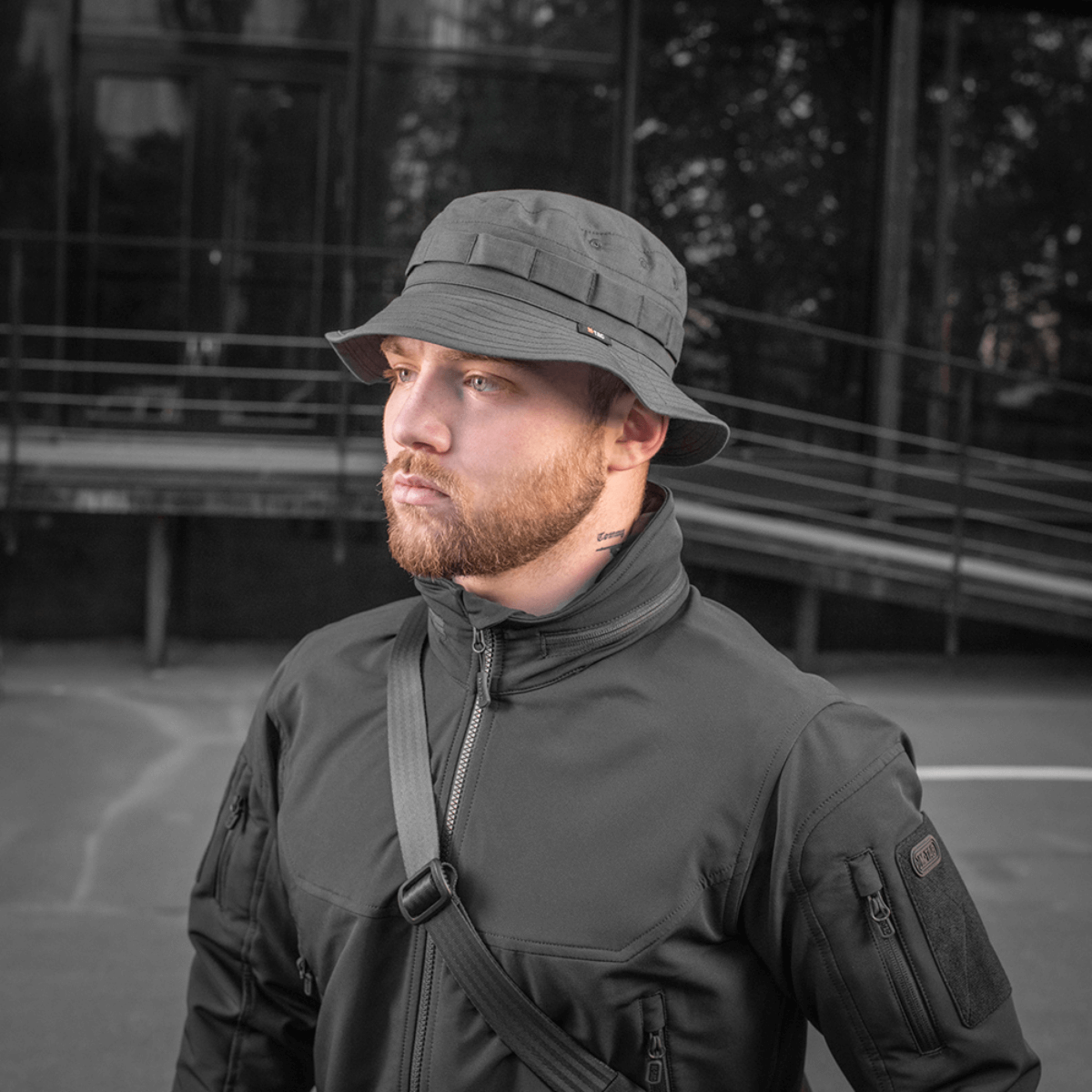 M-Tac Panama Rip-Stop army-hat med semi-stiv skygge og ventilationshuller, bæres af mand i urban miljø, udstyret med snor.