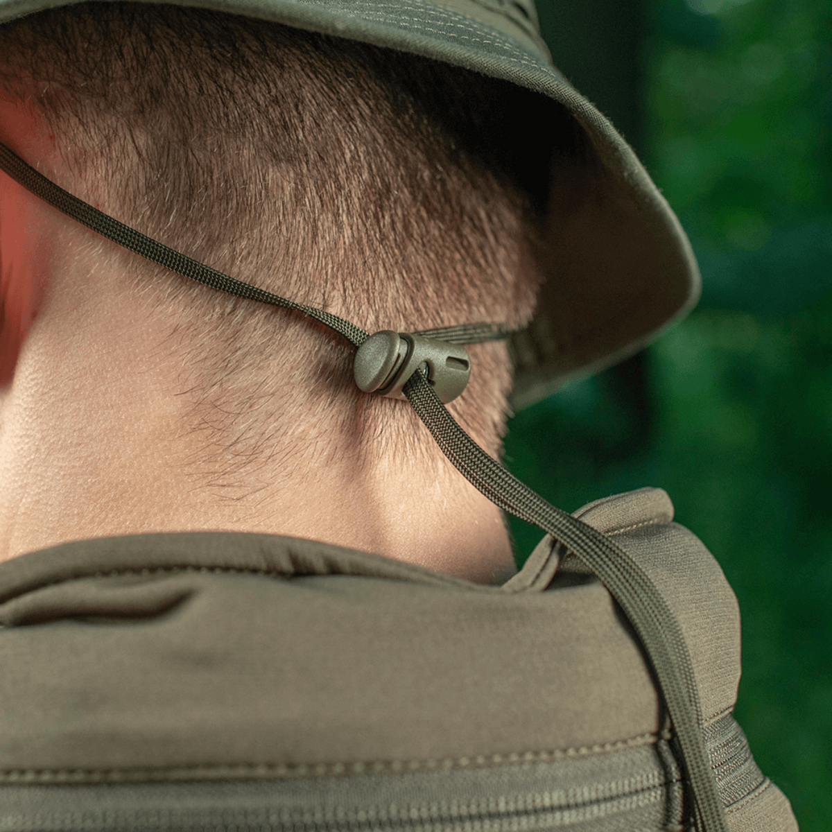 Bagpå hovedet viser M-Tac Panama Rip-Stop hat med justerbar snor i brug i skovmiljø.