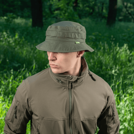 Mand iført M-Tac Panama Rip-Stop army-hat inspireret af Boonie-model i skov
