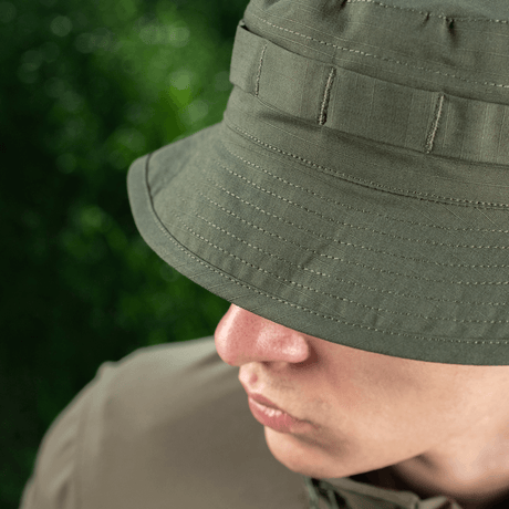 Person som bærer en M-Tac Panama Rip-Stop army-hat i Rip-stop materiale med semi-stiv skygge og ventilationshuller.