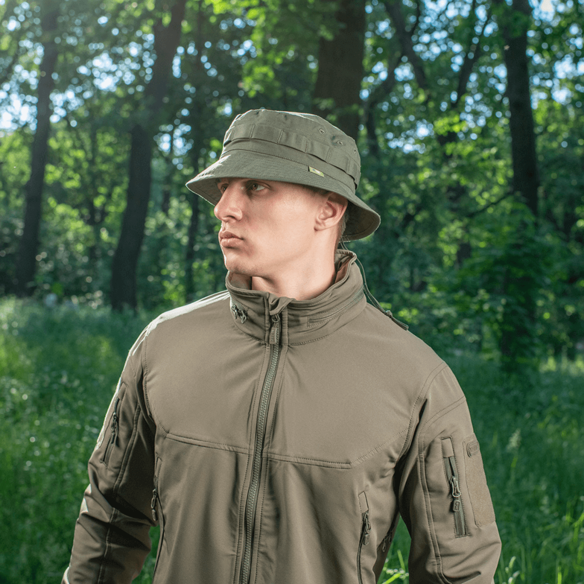 Mand iført M-Tac Panama Rip-Stop army-hat i skovmiljø, med semi-stiv skygge og ventilationshuller for åndbarhed.