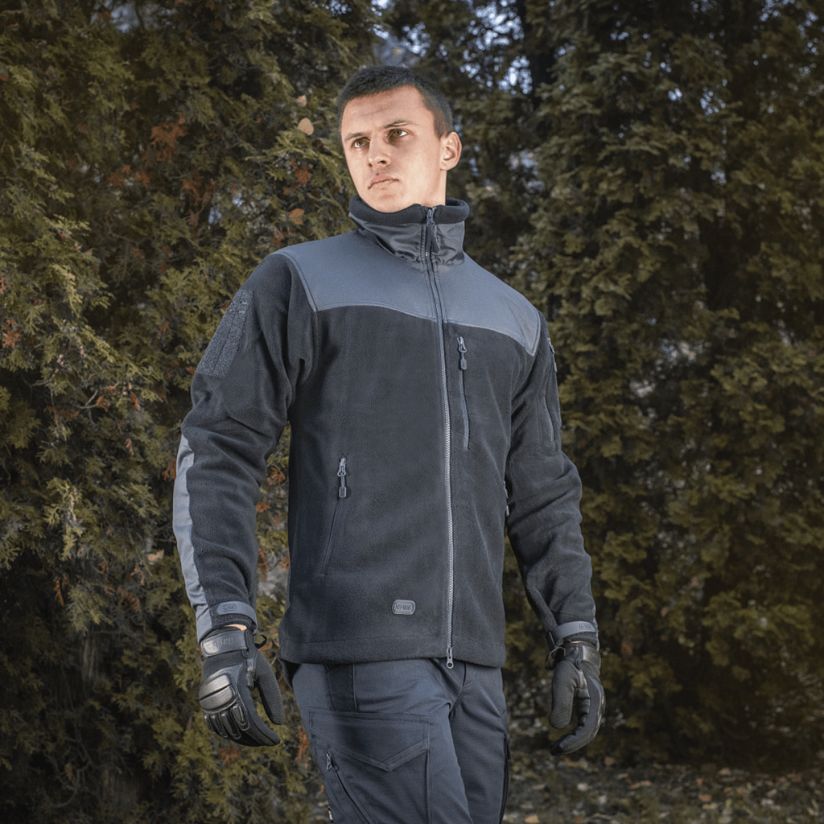 Mand iført M-Tac Alpha Microfleece Jakke Gen.II, perfekt til taktisk og outdoor-brug i koldt vejr.